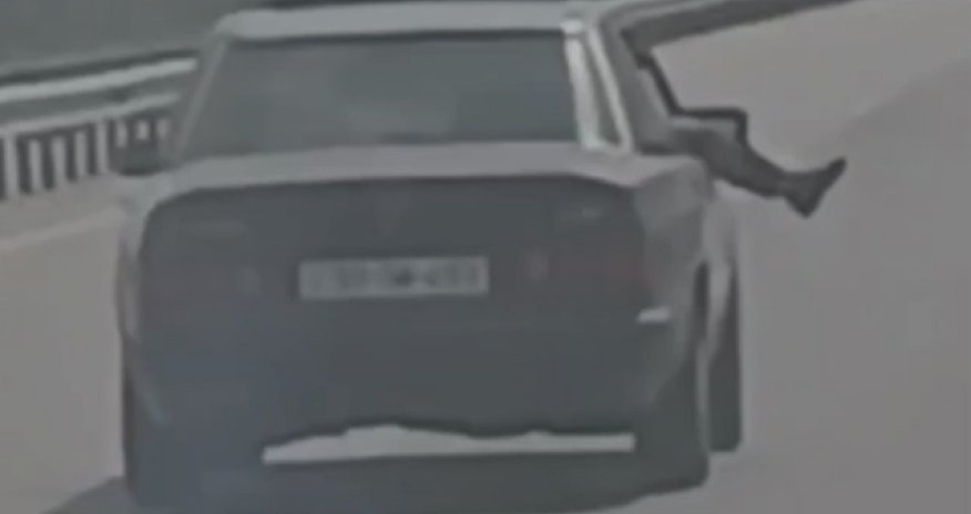 Ayağını maşından çölə çıxaran sürücü cəzalandırılıb