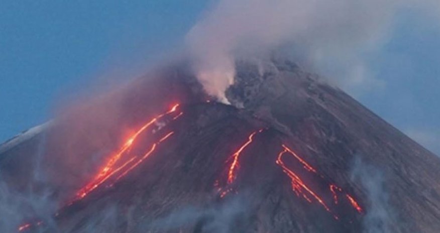 
Вулкан Ключевской на Камчатке выбросил пепел на высоту 9 км