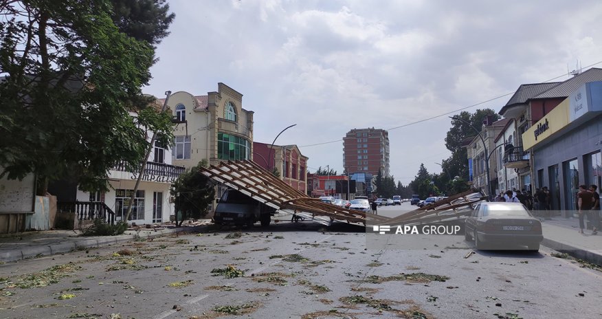 Xaçmazda külək dam örtüyünü avtomobillərin üzərinə aşırıb
