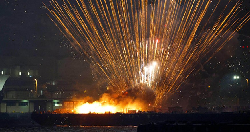 Yaponiyada atəşfəşanlıq zamanı iki gəmi yanıb