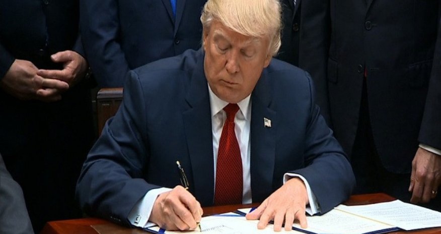 Tramp Hindistana 25%-lik tarifin tətbiq edilməsi barədə qanunu imzalayıb