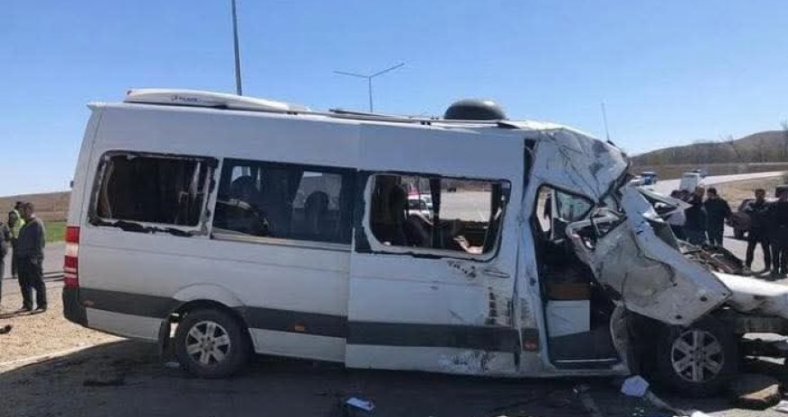 Şəmkirdə mikroavtobusun yük maşınına çırpılması nəticəsində 7 nəfər ölüb