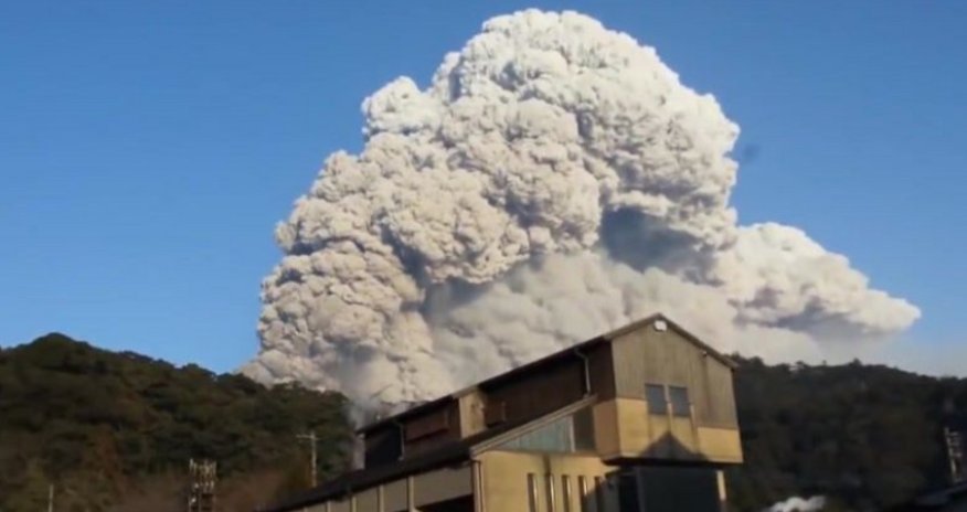 Вулкан Симмоэ в Японии выбросил столб пепла на высоту 3 км