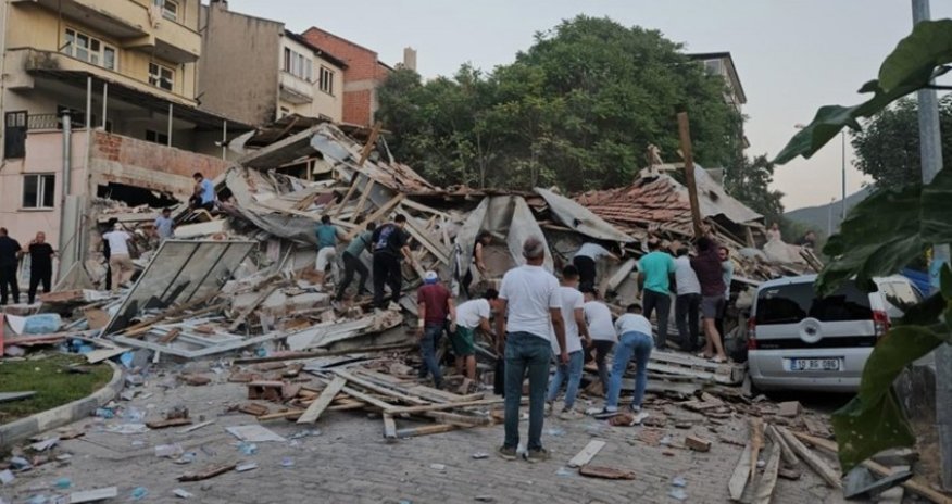 После сильного землетрясения на западе Турции есть разрушения