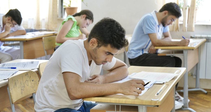 Universitetlərdə rus dili bölməsinə qəbul dayandırılmayıb - Rəsmi