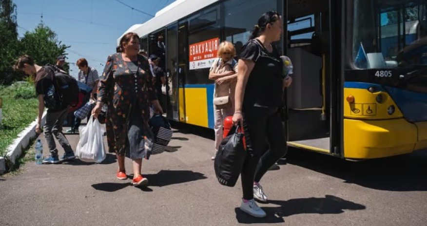 Семьи с детьми эвакуируют из Донецкой области