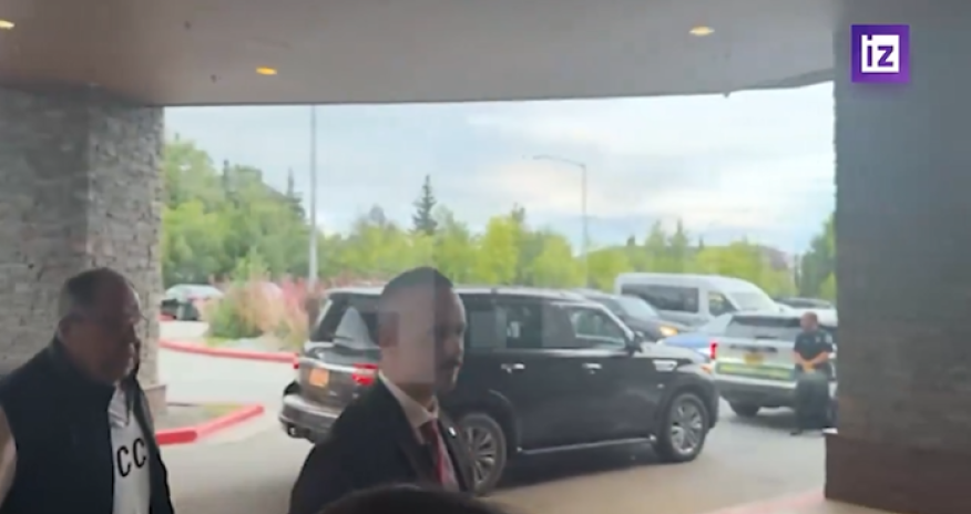 Lavrov arrives in Alaska wearing 'USSR' sweater