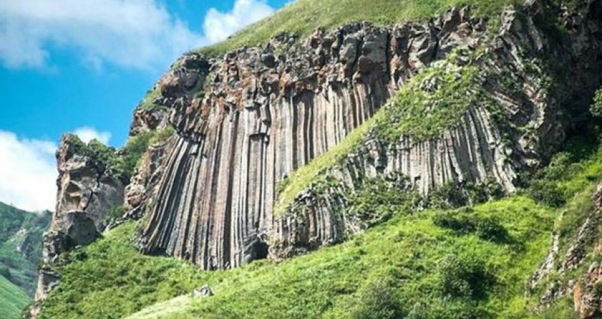 Kəlbəcərdə kişi qayadan yıxılıb