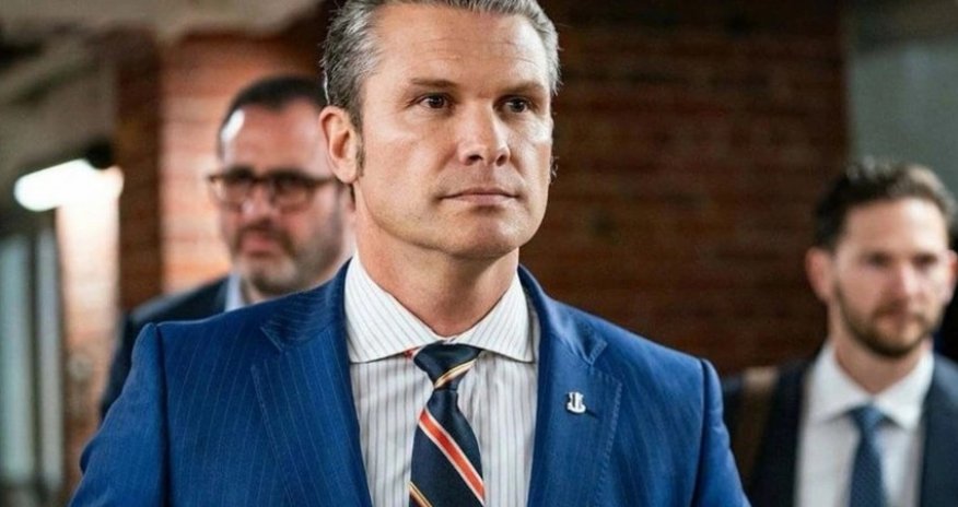 Глава Пентагона отправился на Аляску отдельно от президента Трампа