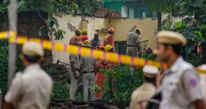 Yeni Dehlidə türbənin günbəzi uçub, ölən və yaralananlar var