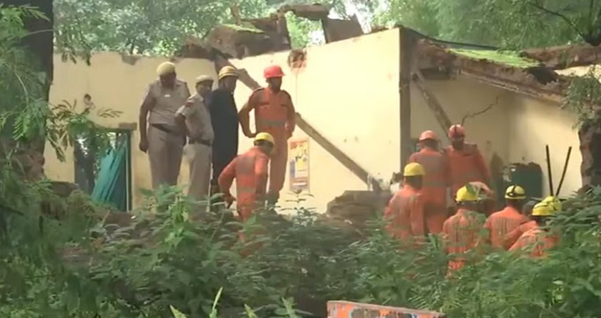 В Индии при обрушении крыши здания погибли шесть человек