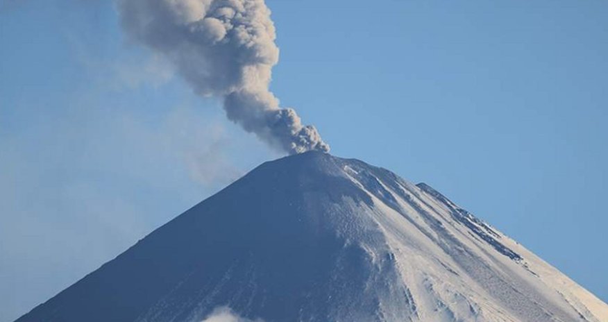 Вулкан Ключевской на Камчатке выбросил пепел на высоту 6,5 км