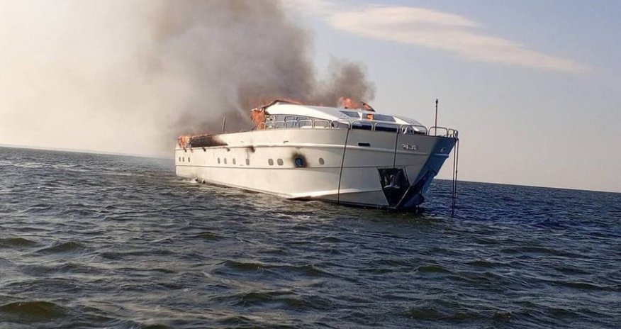 В России шесть человек эвакуировали с горящей яхты