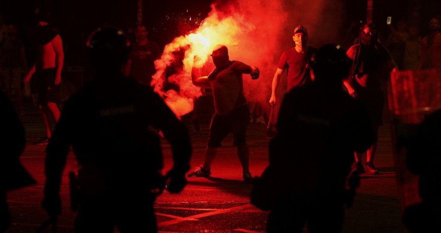 В Сербии протестующие атаковали полицию и разрушили здания суда и прокуратуры