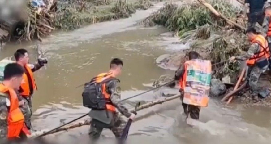 На севере Китая из-за наводнения погибли восемь человек