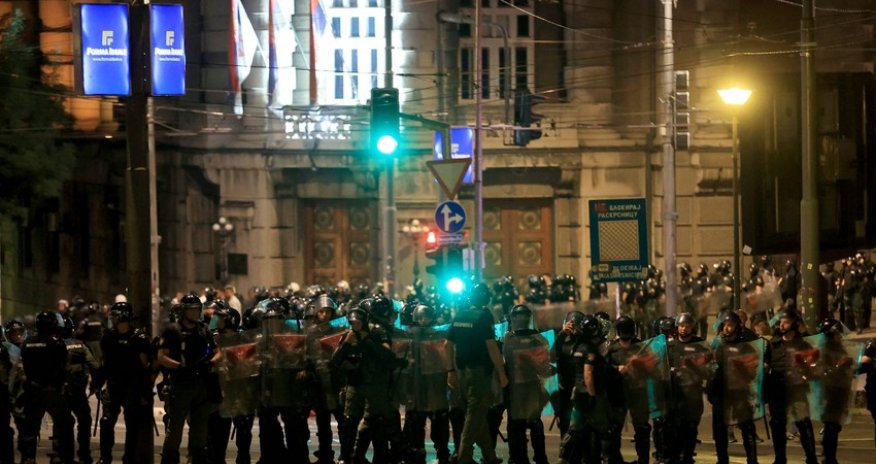 Во время протестов в Сербии пострадали шесть полицейских
