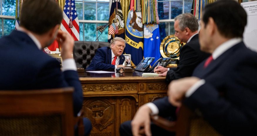 Белый дом показал фото разговора Трампа с Путиным