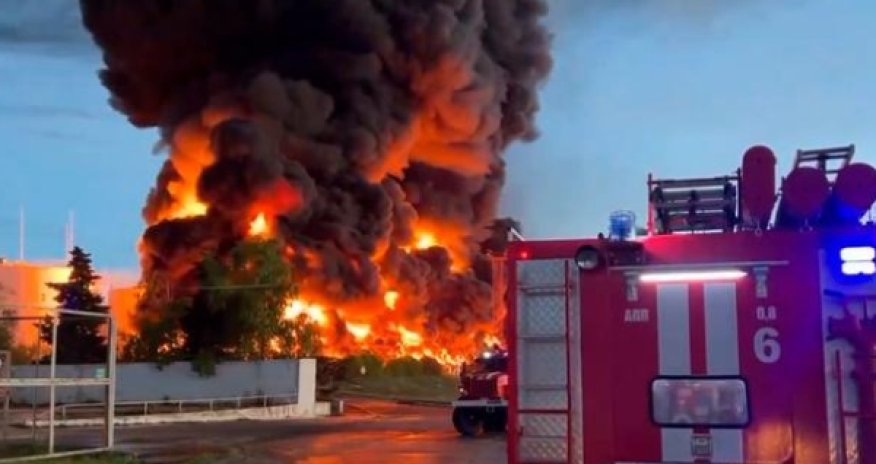 Атаки дронов остановили крупнейшие НПЗ России