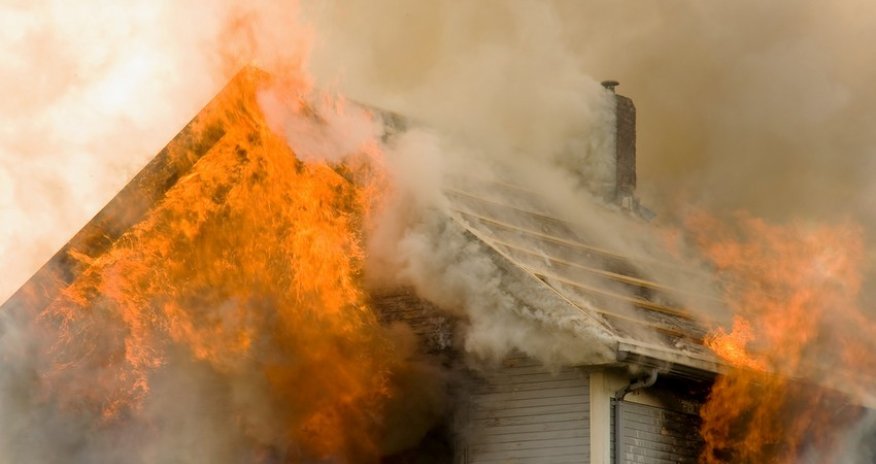 Gədəbəydə ev yanıb, tüstüdən zəhərlənən var