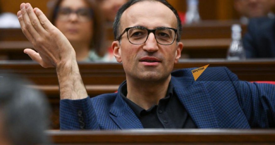 
Ermənistanın keçmiş səhiyyə naziri Arsen Torozyan deputat mandatından imtina edib