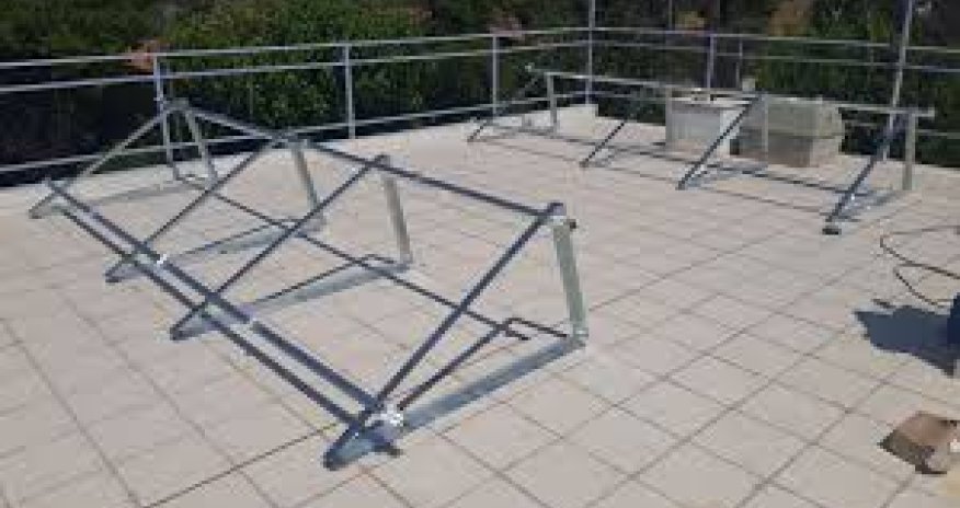 Gəncədə dəmir konstruksiya aşıb - Qadın yaralanıb