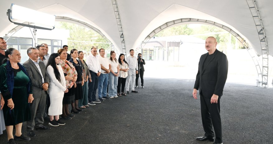 Prezident və birinci xanım Ağdərədə Vəngli və Kolatağ kəndlərinin sakinləri ilə görüşüblər