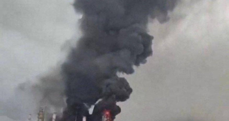 Украинские беспилотники бьют по России: под ударом порт и нефтезавод