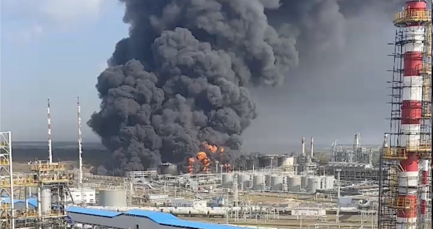 Крупнейший НПЗ России тушат четвертый день