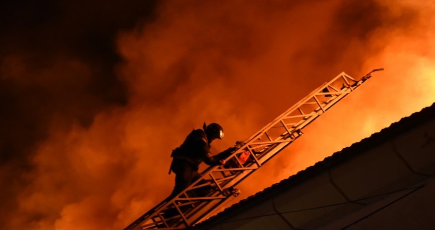 В Ереване вспыхнул пожар в цехе по производству губки