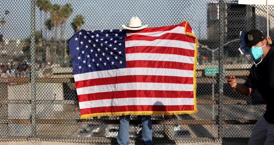 Трамп решил наказывать за сожжение американского флага