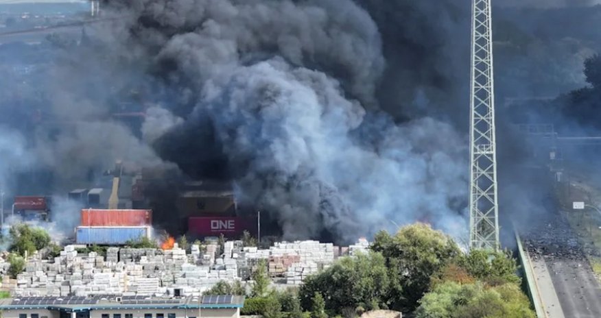 Hamburq limanı ərazisində yanğın baş verib