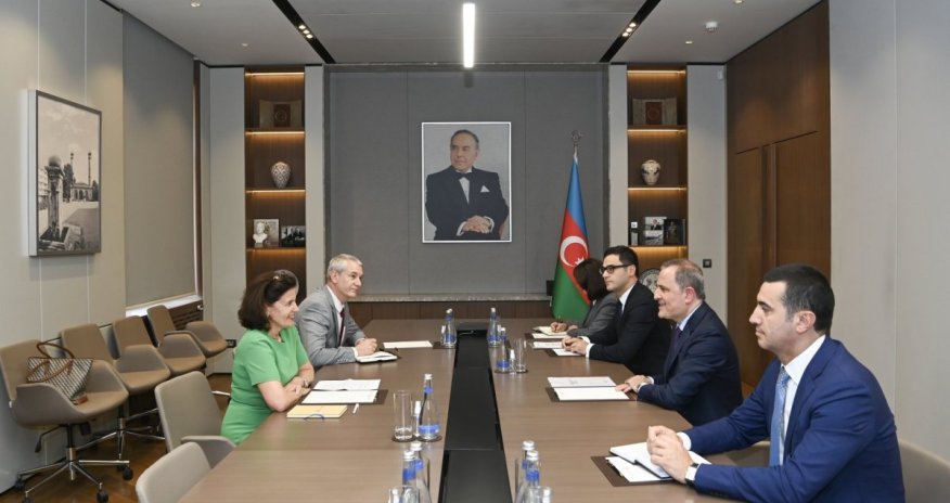 Bayramov Fransanın səfirini diplomatik missiyasının başa çatması münasibətilə qəbul edib