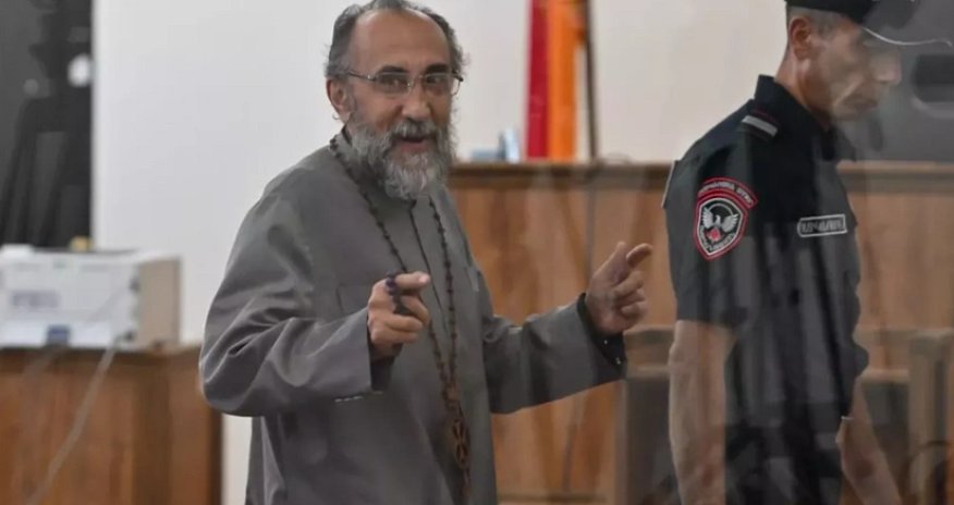 В Ереване прокурор потребовал пять лет тюрьмы для архиепископа Аджапахяна