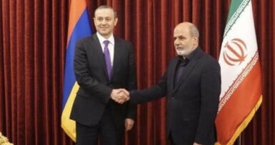 Armen Qriqoryan Laricani ilə görüşüb