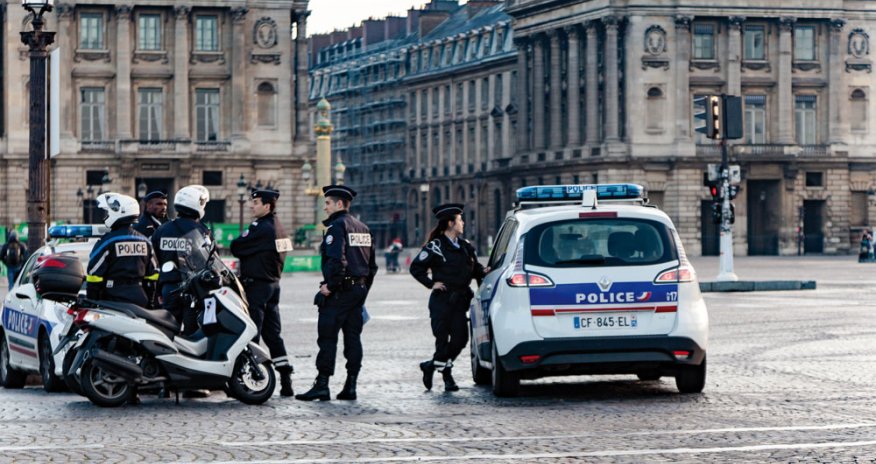 Во Франции автомобиль въехал в толпу людей