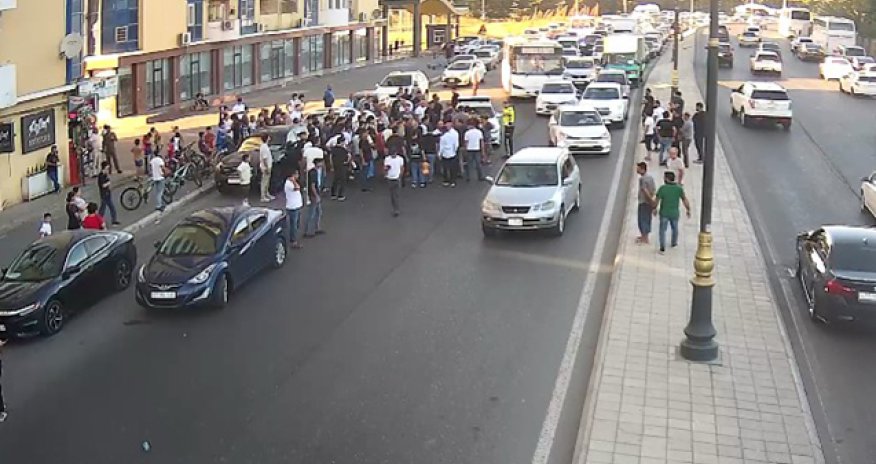 Sabunçuda avtomobil piyadanı vurub, yolda sıxlıq yaranıb