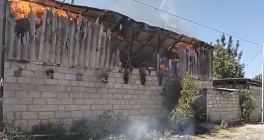 Ağcabədidə fərdi təsərrüfatda yanğın olub, xəsarət alan var