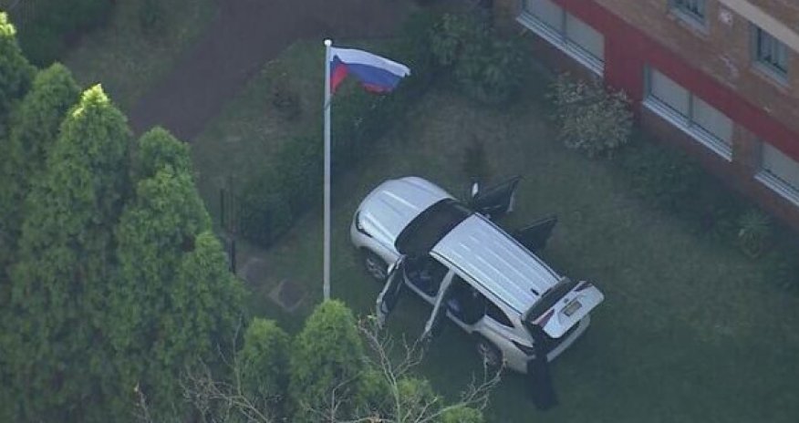 Автомобиль протаранил генконсульство России