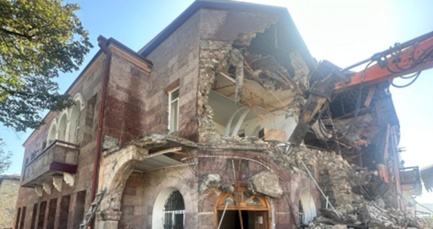 Xankəndidə qondarma rejimin &ldquo;XİN&rdquo;inin binası sökülür