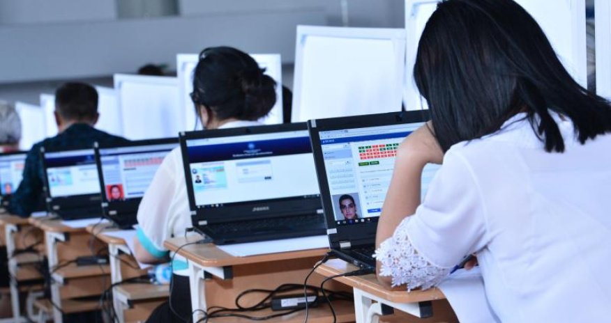 İmtahanda kəsilən müəllimlər nazirliyə qarşı iddia qaldırıb