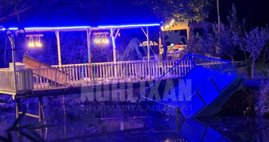 Naxçıvanda gölməçə üzərində platforma aşıb - Ölənlər var