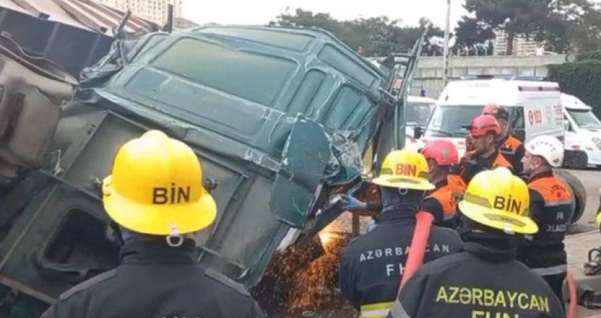 Bakıda yük maşını körpüdən avtomobillərin üzərinə aşıb, ölən və yaralananlar var - Yenilənib