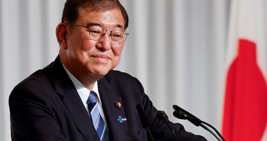 Премьер Японии уходит в отставку ради спасения своей партии