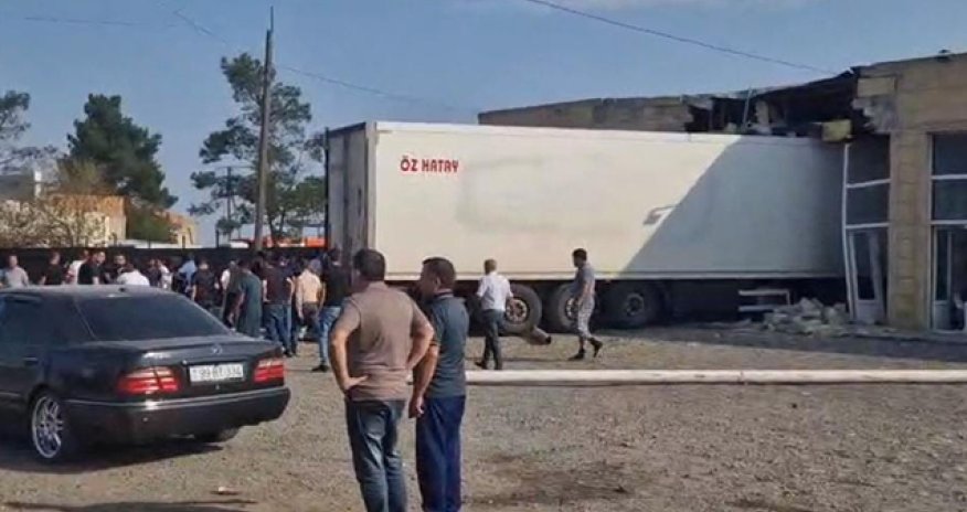 Goranboyda yük avtomobili obyektə çırpılıb