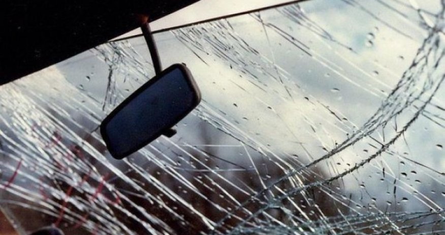 Şəmkirdə təcili yardım maşını körpüdən aşıb, xəsarət alanlar var