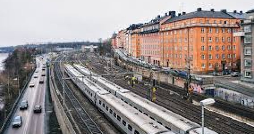 İsveçdə yük qatarı relsdən çıxıb