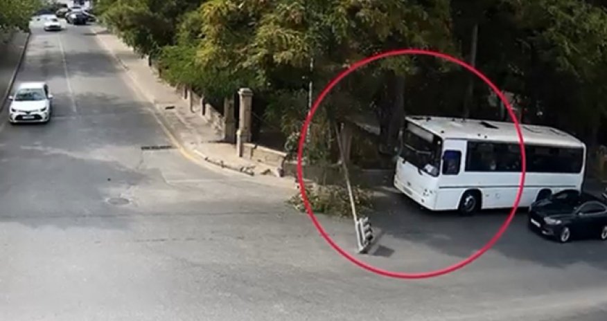 Sürücü diqqətsizliyi svetoforun yararsız vəziyyətə düşməsinə səbəb oldu