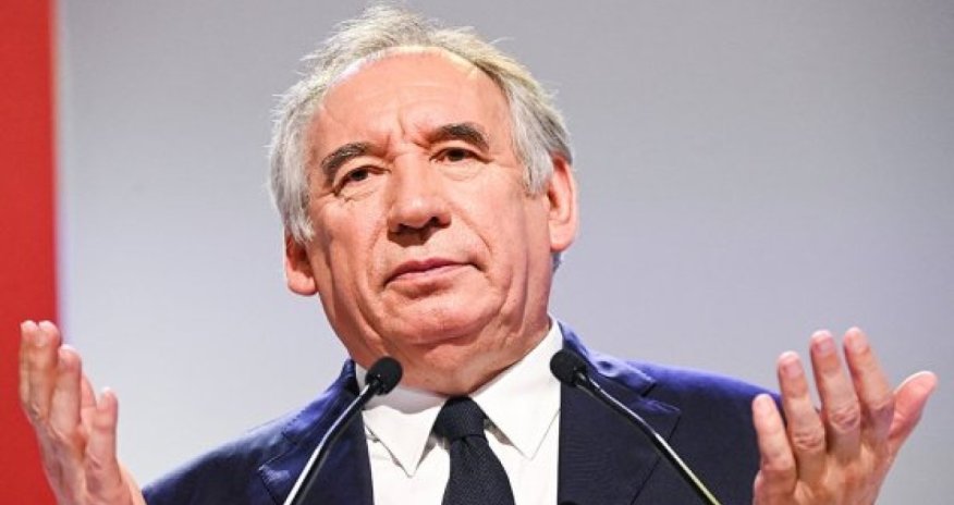 Парламент уволил премьера Франции