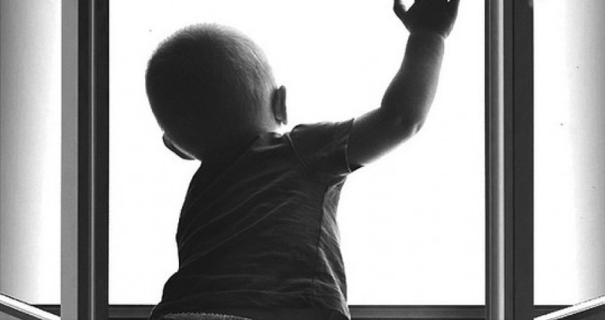 Gəncədə üç yaşlı uşaq 7-ci mərtəbədən yıxılaraq ölüb