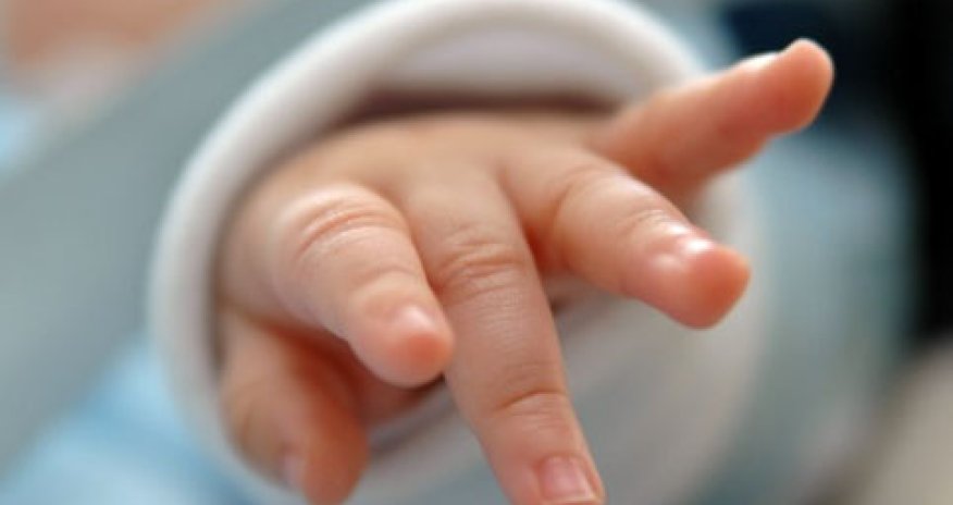 Neftçalada 1 yaşlı körpə anasının qucağından düşərək ölüb